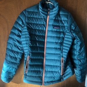 Patagonia women’s down sweater💙💙💓